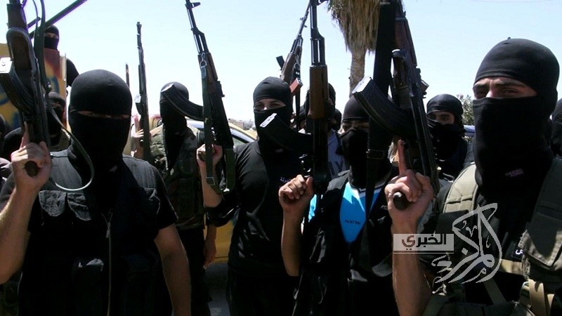 داعش تعتقل ١٩شابا فلوجيا  وتجول بهم “عراة”